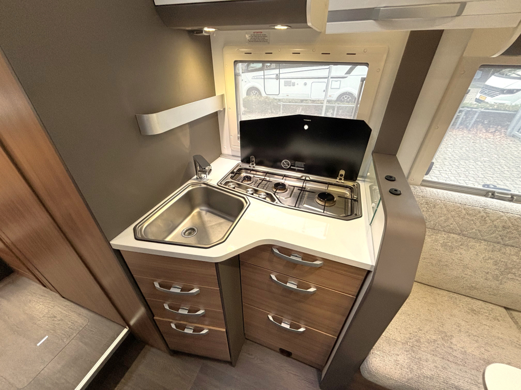 Adria Matrix 670 DL ENKELE BEDDEN HEFBED FACE TO FACE  foto: 7