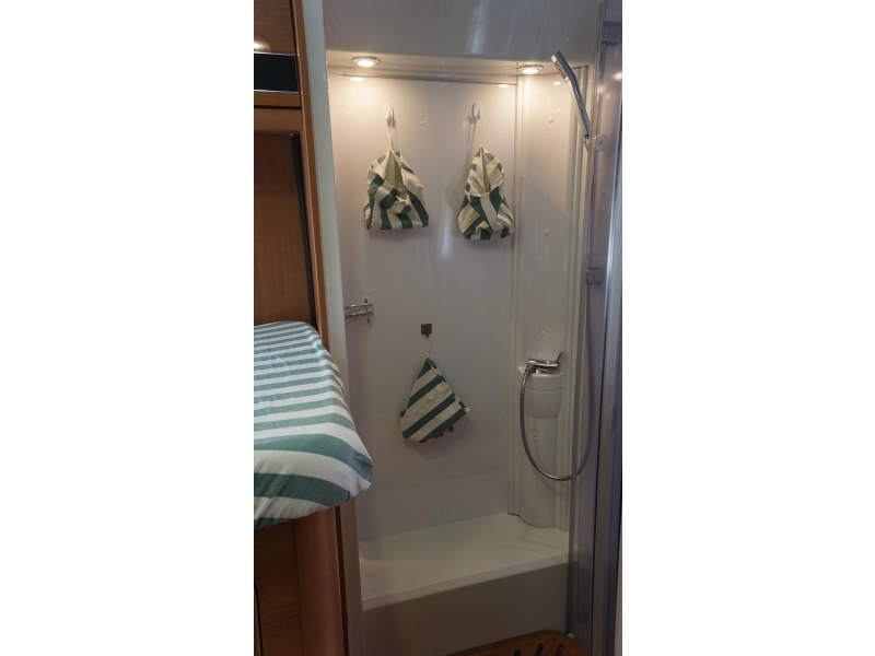 LMC Breezer 730 H Lengte bedden en hefbed  foto: 12