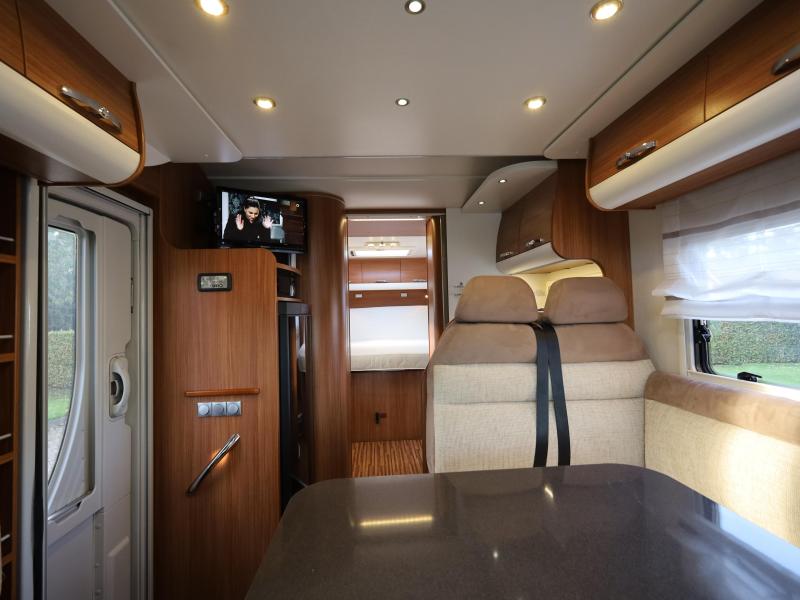 Adria Matrix M 670 SC queensbed + hefbed  foto: 2