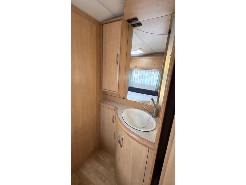 Hobby De luxe Easy 460 UFE cama francesa asiento redondo inodoro foto: 11