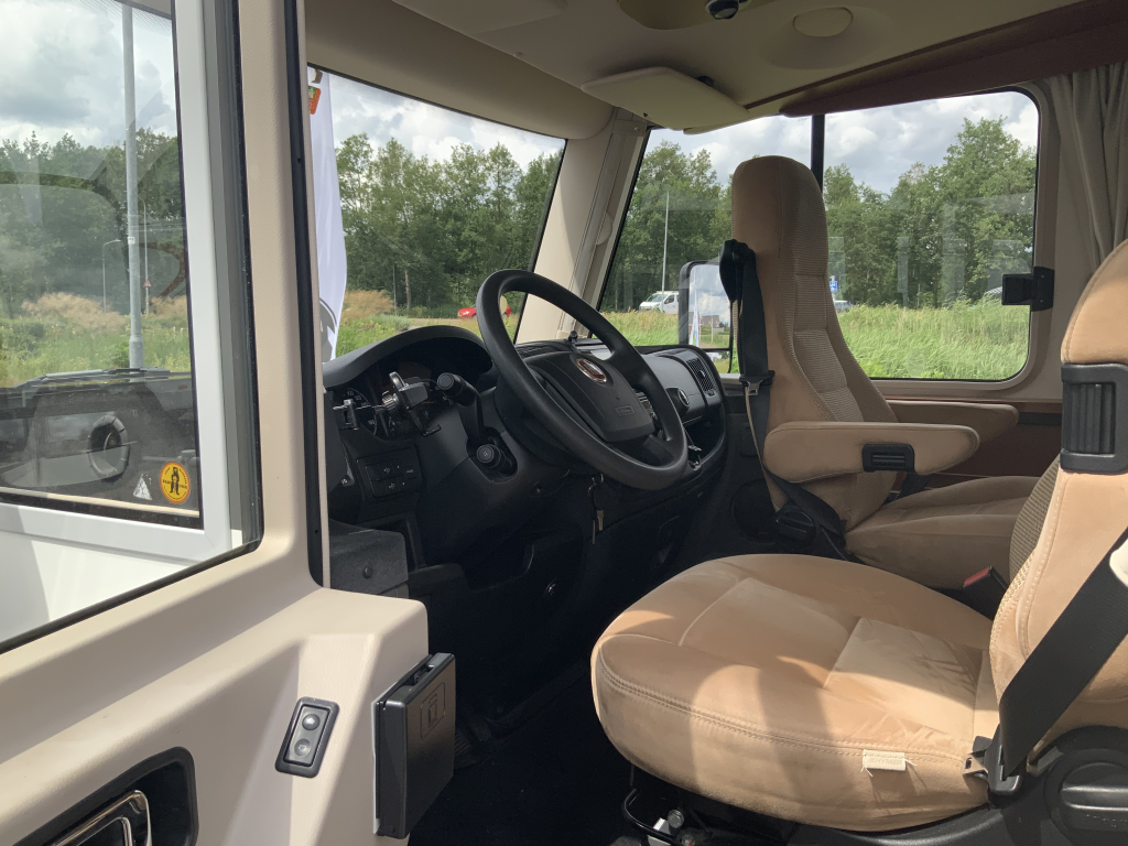 Hymer Exsis-I 674 EX 2.3 MultiJet 160 PK,Integraal,Motor-airco, 2 Lengte-bedden, Hef-bed, Garage, Trekhaak, etc, etc. Camper centrum on the road  foto: 21
