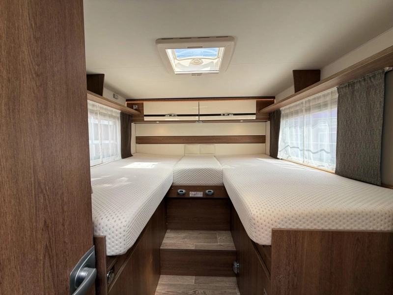 Dethleffs Trend 7057 EB Single Beds and Drop-down Bed photo: 7
