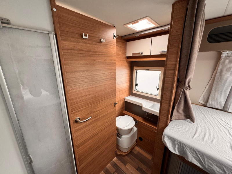 Weinsberg CaraSuite 700 ME EH478 ensuite badkamer  foto: 13