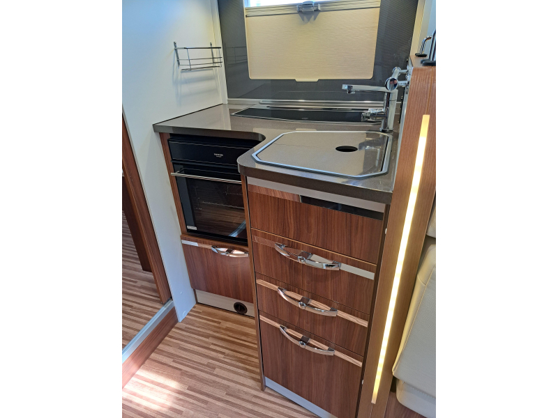 Adria Sonic Plus 700 SBC E & P Levelsysteem  foto: 7