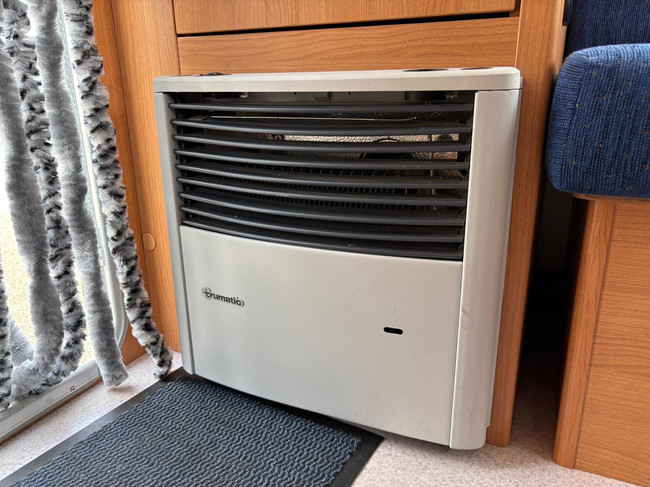 Eifelland Holiday 460 W614700 | 2 Enkele bedden | Mover volautomaat | Voortent met Luifel | Fietsendragers | 3-Pits gasfornuis foto: 9