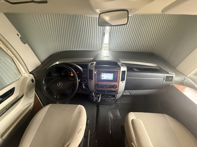 Hymer S 790 150 PS sehr luxuri&ouml;se Ausf&uuml;hrung franz&ouml;sisches Bett + Hubbett XXL K&uuml;hlschrank Backofen Markise Leder Klimaanlage Kamera TV elektr. Satelliten-TV gro&szlig;e Garage Foto: 9