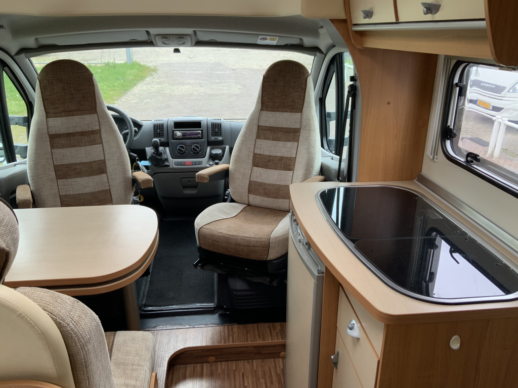 Bürstner Nexxo 569 Halfintegraal, Treinzit, Fransbed, twee draaistoelen, kleine camper, Bj. 2010 Camper centrum on the road  foto: 9