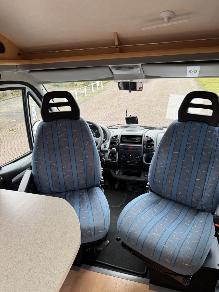 Dethleffs Globebus 1 110 PK, Dwarsbed, halve-treinzit, draaistoelen, Motor airco, nette camper, lengte 6.00 Bj. 2006 Camper centrum on the road Marum  foto: 5