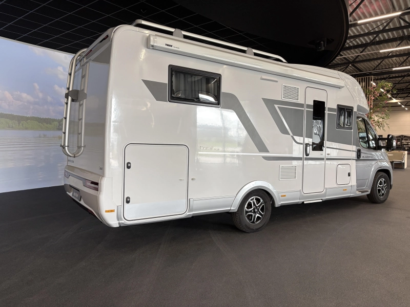 Adria Coral Plus 670 DC queensbed / automaat  foto: 4