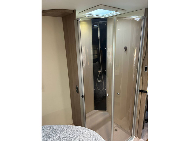 Chausson 718 EB 2.3 131 PK Fiat Ducato Half-Integraal Camper QUEENS BED IN Hoogte verstelbaar foto: 11