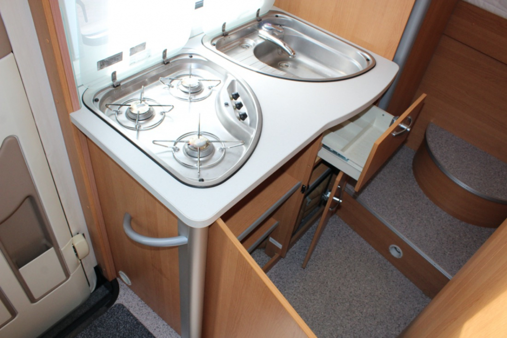 Knaus Sun Ti 700 Meg, Cama transversal, Garaje, Asientos delanteros giratorios, Media dinette, banco de asientos. A&ntilde;o 2008 Marum (Groningen) foto: 14