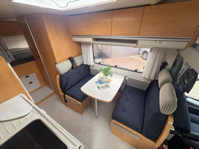 Hymer C 644 Alkoven Querbett+Hochbett Vollausstattung in sehr gutem Zustand Klimaanlage Markise TV elektr. Satellitensch&uuml;ssel 2x Solarpaneele gro&szlig;e Garage Wechselrichter Anh&auml;ngerkupplung Foto: 8