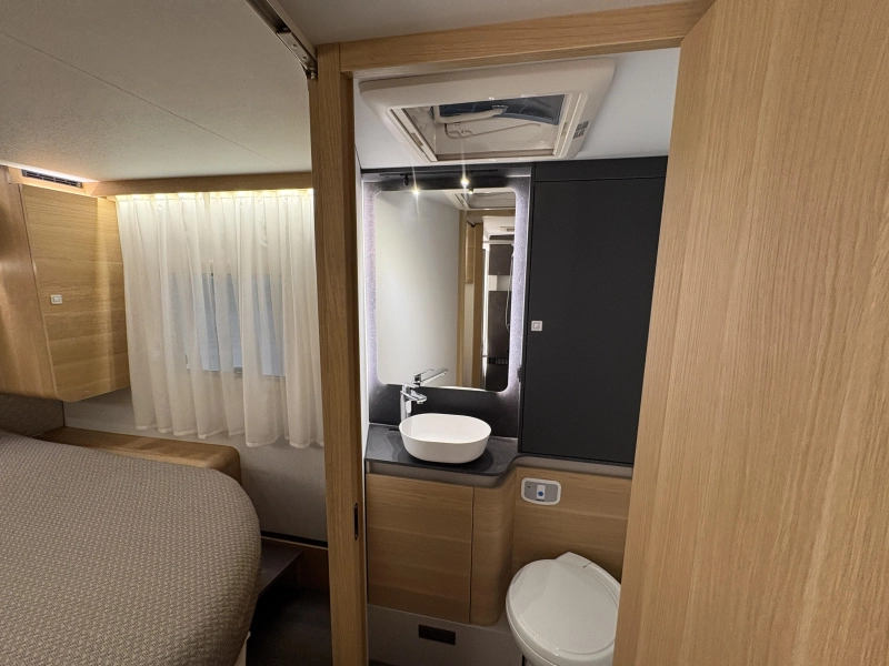 Adria Coral Plus 670 DC queensbed / automaat  foto: 15