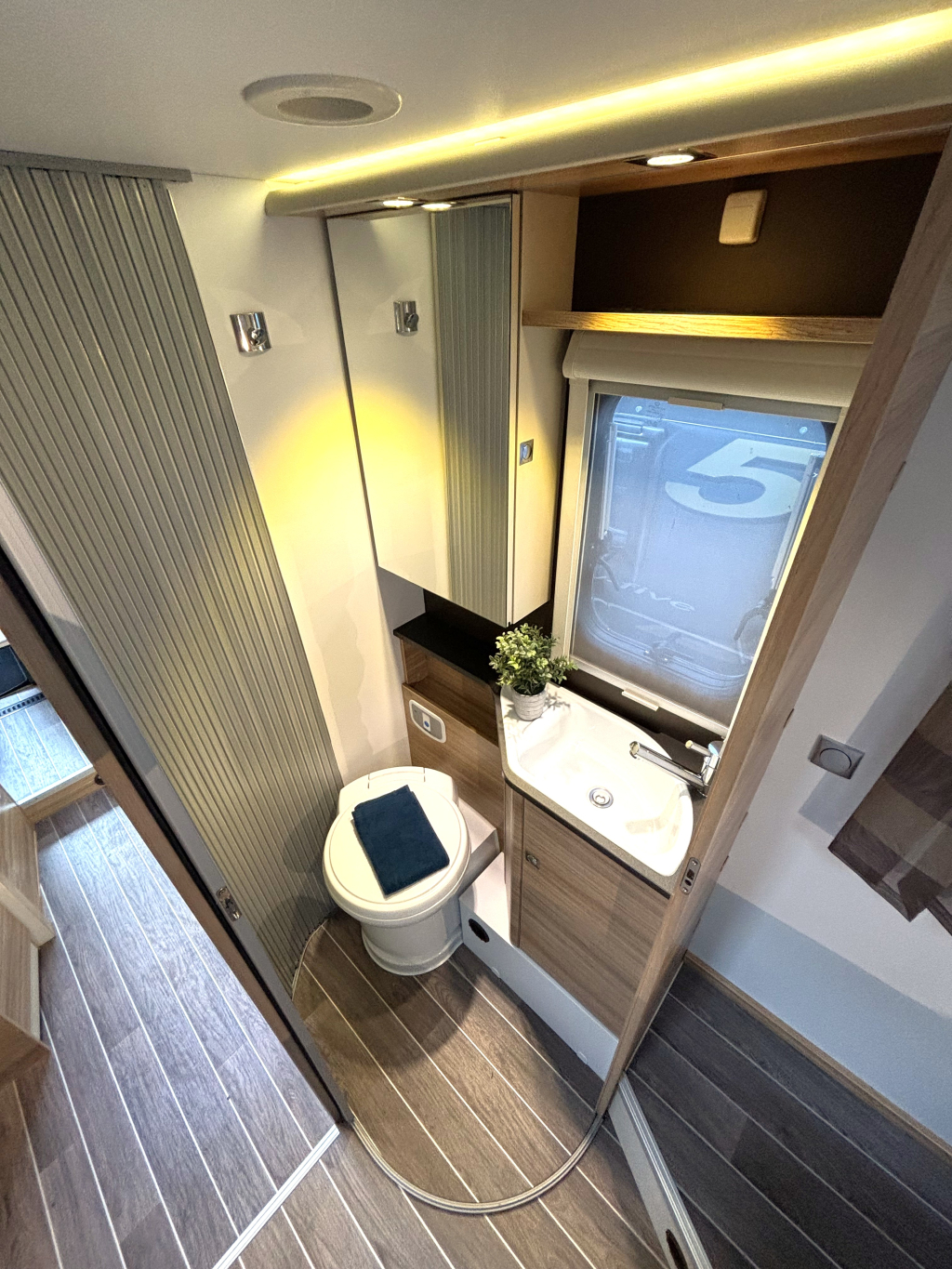 Adria Coral Platinum S 690 SC CAMA QUEEN ALKO SUSPENSI&Oacute;N NEUM&Aacute;TICA foto: 8