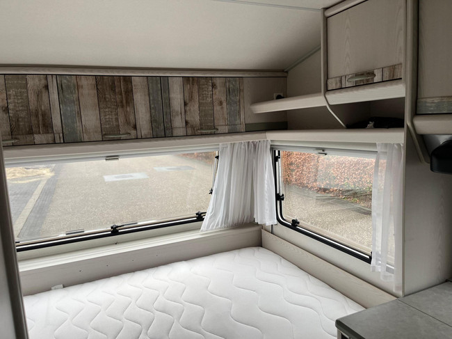 Knaus Sport 2404 | Auvent | Mover semi-automatique | Lit fixe | Dinette (coin salon rond) | Chauffage | Toilette &agrave; cassette | Galerie de toit/&eacute;chelle photo: 11