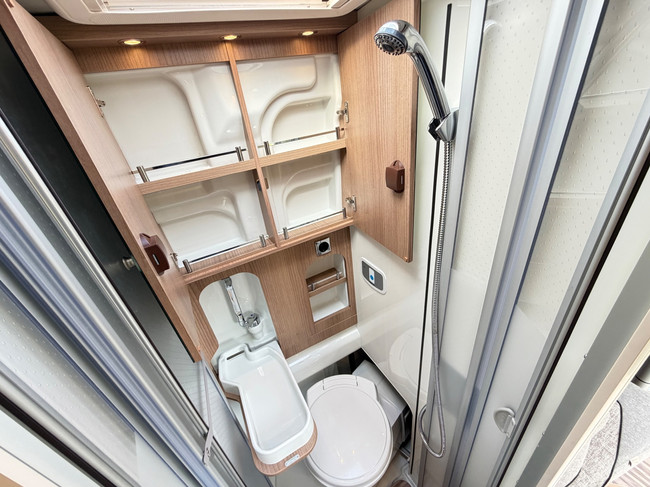 Malibu 600 LE Automaat Diesel/Elek. Verwarming/Solar/Trekhaak/Gasalarm/160PK/Lengtebedden/10” Navi/Vol opties! 2023 foto: 21