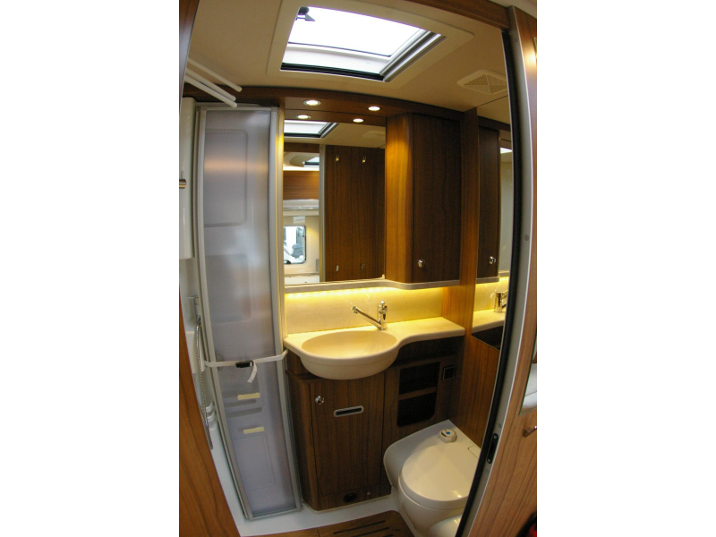 Hymer B 444 DL Hefbed, zeer compact.  foto: 15