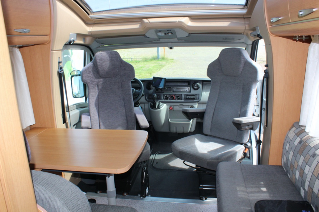 Knaus Sun Ti 700 Meg, Cama transversal, Garaje, Asientos delanteros giratorios, Media dinette, banco de asientos. A&ntilde;o 2008 Marum (Groningen) foto: 3