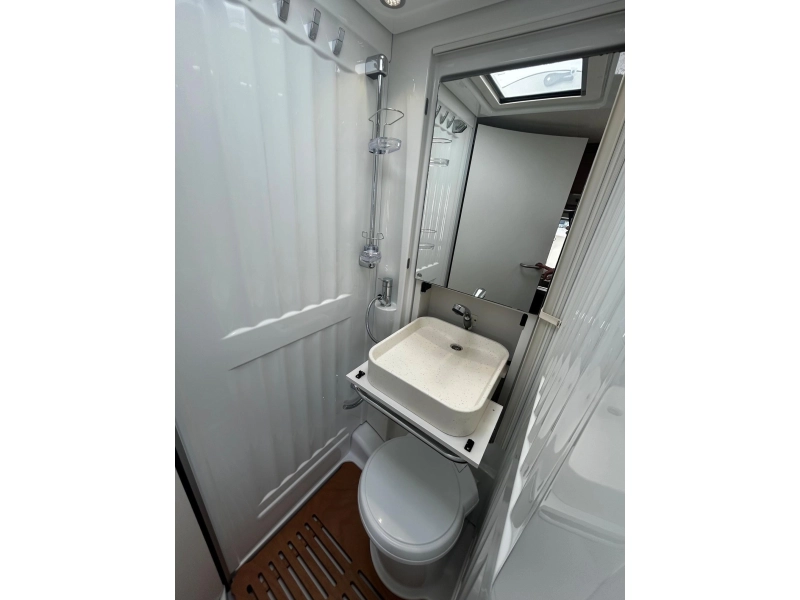 Hymer Exsis 474 T 474 lengte bed 25.000 km  foto: 14