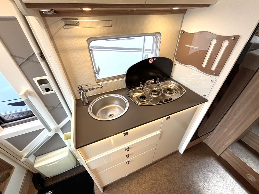 Bürstner Lyseo Limited 690 G 9-TR AUT ENKELE BEDDEN + HEFBED foto: 7