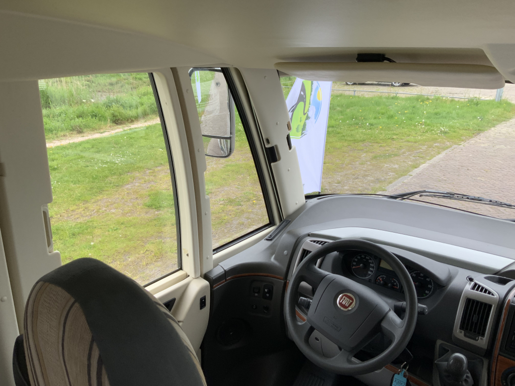 Hymer B 504 SL Integral, Equipado con cama individual trasera y cama abatible delantera, aire acondicionado de motor, chasis Alko, etc., A&ntilde;o 2009 Camper centrum on the road foto: 24