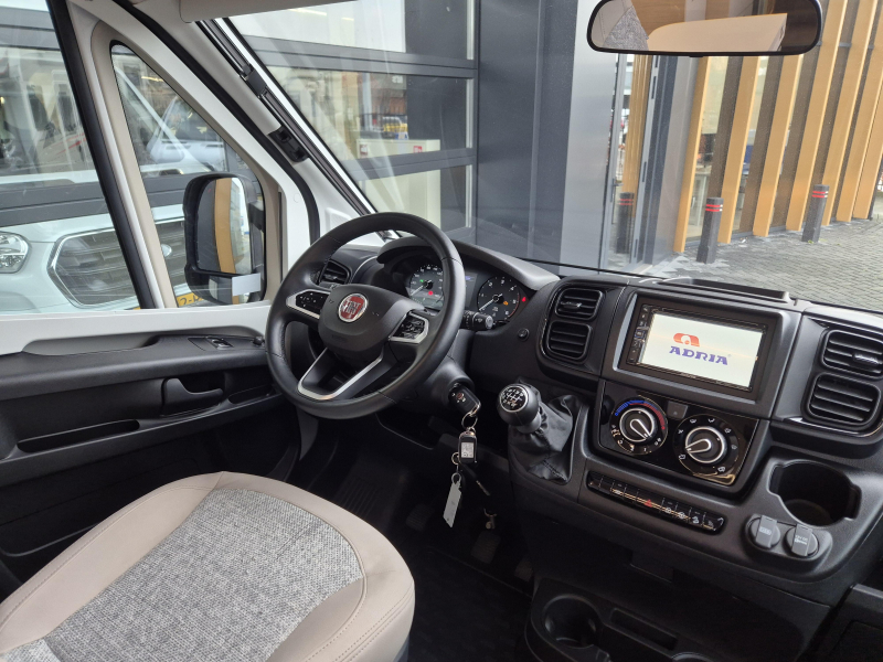 Adria Matrix 650 DL Face to face Foto: 18