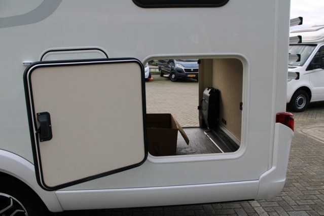 Young lightweight integral Hymer Exsis I 580 Pure 9G Tronic AUTOMATIC single beds (58 photo: 11