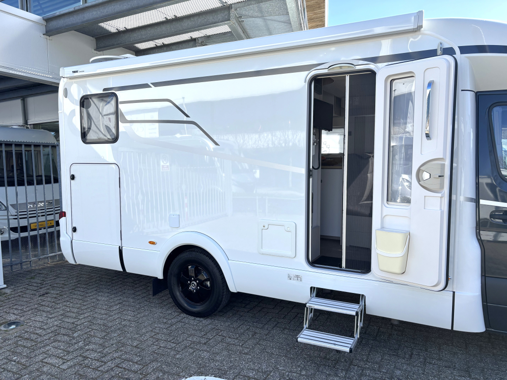 Hymer T 585 S MERCEDES AUTOMATIC SINGLE BEDS LIFT BED 6200KM! photo: 6