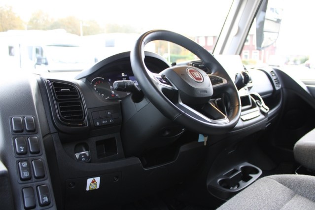 Young lightweight integral Hymer Exsis I 580 Pure 9G Tronic AUTOMATIC single beds (58 photo: 7