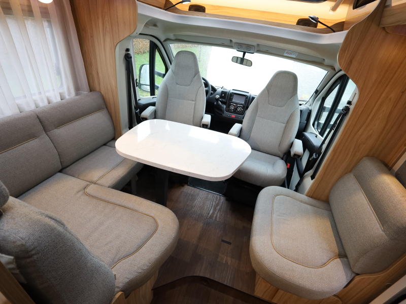 Hymer T 698 CL Queen bed photo: 4