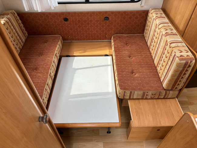 Hobby 30 | Voortent | Luifel | Fietsendrager Achter | 3-Pits gasfornuis | Dakluik foto: 17