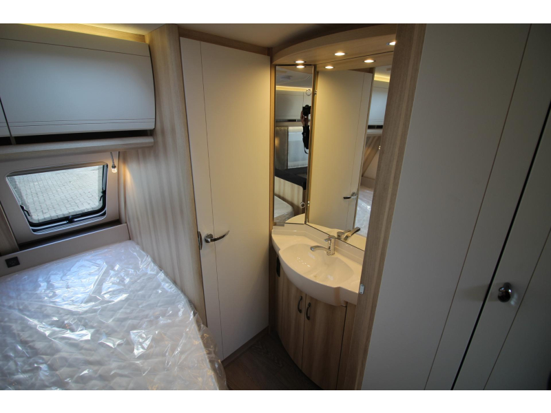 Hobby De Luxe 400 SFE Cama francesa y nevera alta foto: 8