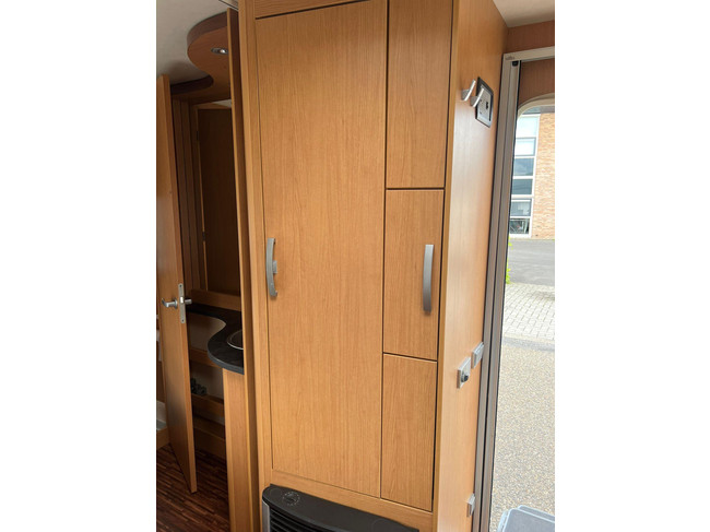 Hymer Sporting 465 | Mover enti&egrave;rement automatique | Auvent comme neuf | Sommier &agrave; lattes | Coin salon convertible | Auvent | Lit fran&ccedil;ais | Porte-v&eacute;los photo : 13