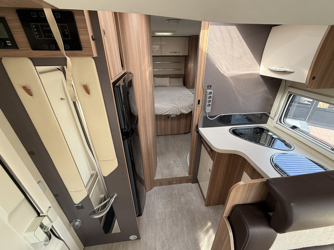 Chausson Flash 718 EB cama queen+cama abatible portabicicletas panel solar antena parab&oacute;lica el&eacute;ctrica TV puerta mosquitera remis plisado foto: 22