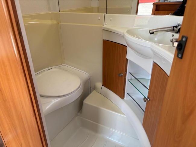 HOME-CAR 526h Racer 470 UE | 2 Enkele bedden | Volautomatische mover | Fietsendrager | Zakluifel | 3-Pits gasfornuis foto: 15