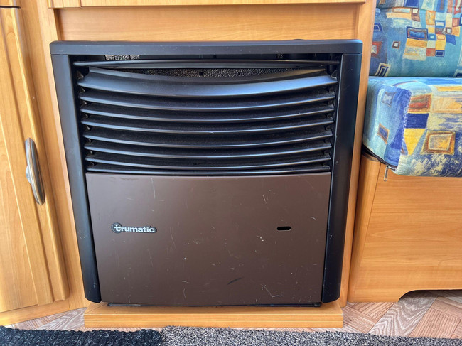 LMC 450 | Porte-v&eacute;los | Mover semi-automatique | Dinette | Auvent | Chauffage photo : 11