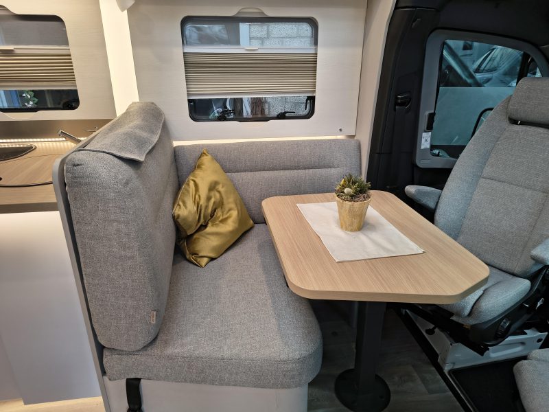 Hymer Tramp S 680 -- 5 gordels --  foto: 4