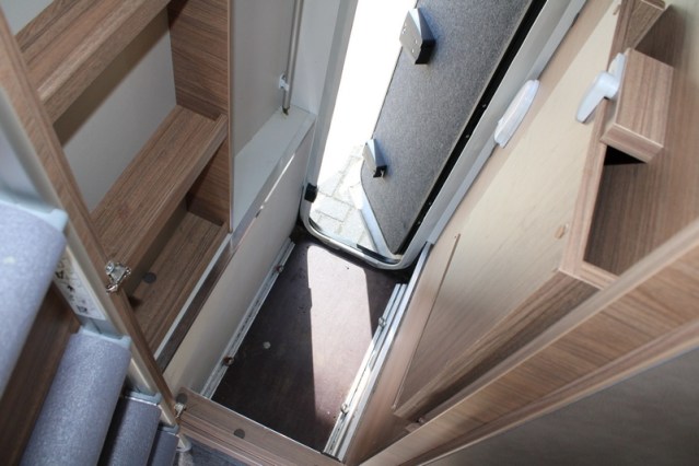 Zeer compacte Knaus Tourer VAN 500 LT Bulli AUTOMAAT voorzien van Face to Face salon (82  foto: 44