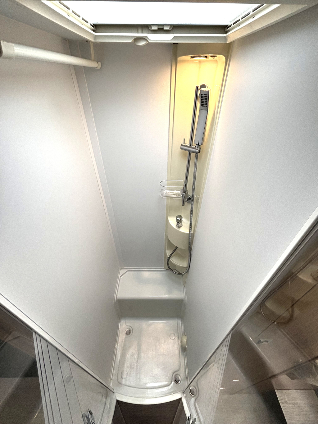 Adria Matrix 670 DL ENKELE BEDDEN HEFBED FACE TO FACE  foto: 10
