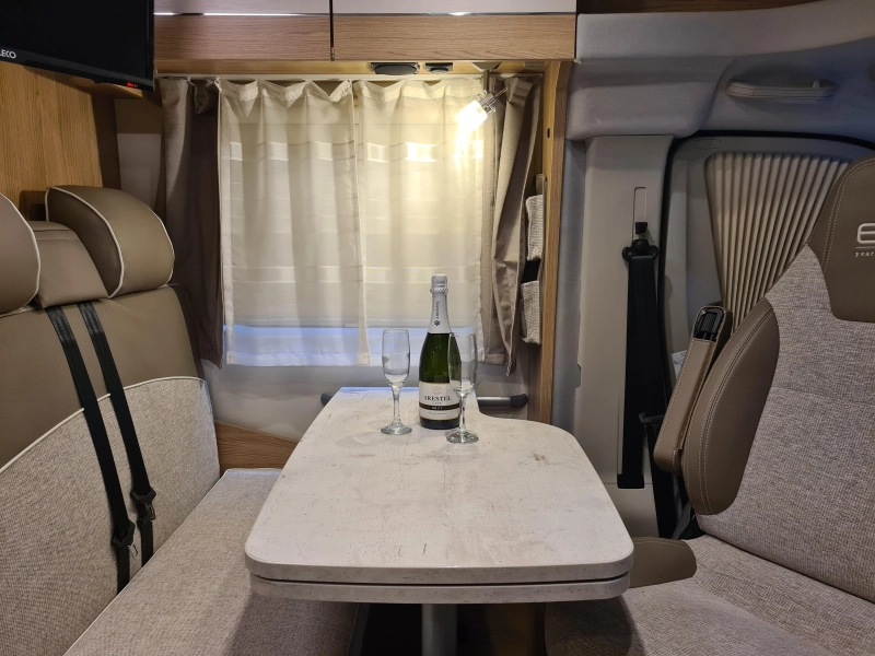 LMC Breezer V 643 G Lengtebedden/Schotel  foto: 15