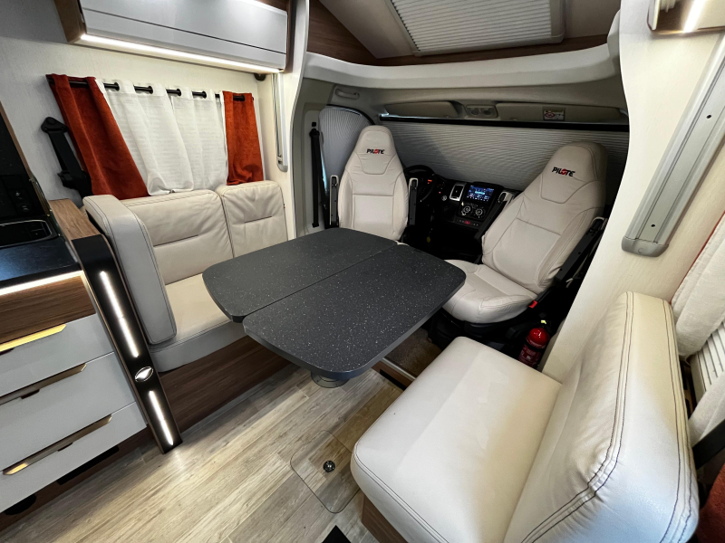Camping-car Pilote P 726 FC, lit central photo : 4