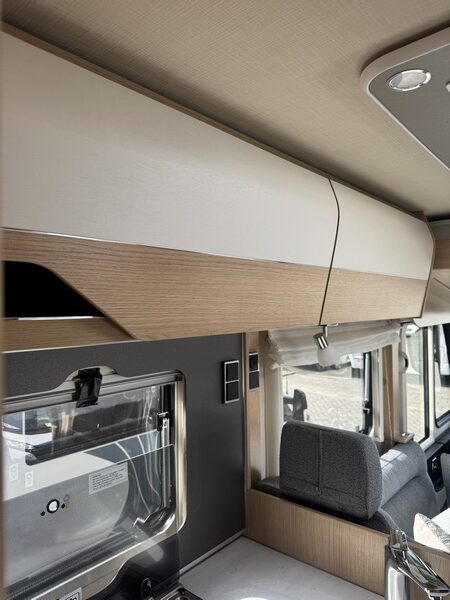 Hymer B MC I 680 equipado con potente Mercedes 9 G Tronic 170 CV AUTOM&Aacute;TICO camas individuales + cama abatible (56 foto: 39