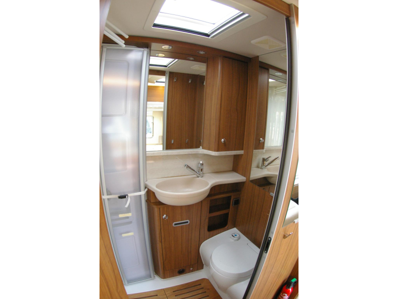 Hymer B 444 DL Hefbed, zeer compact.  foto: 14