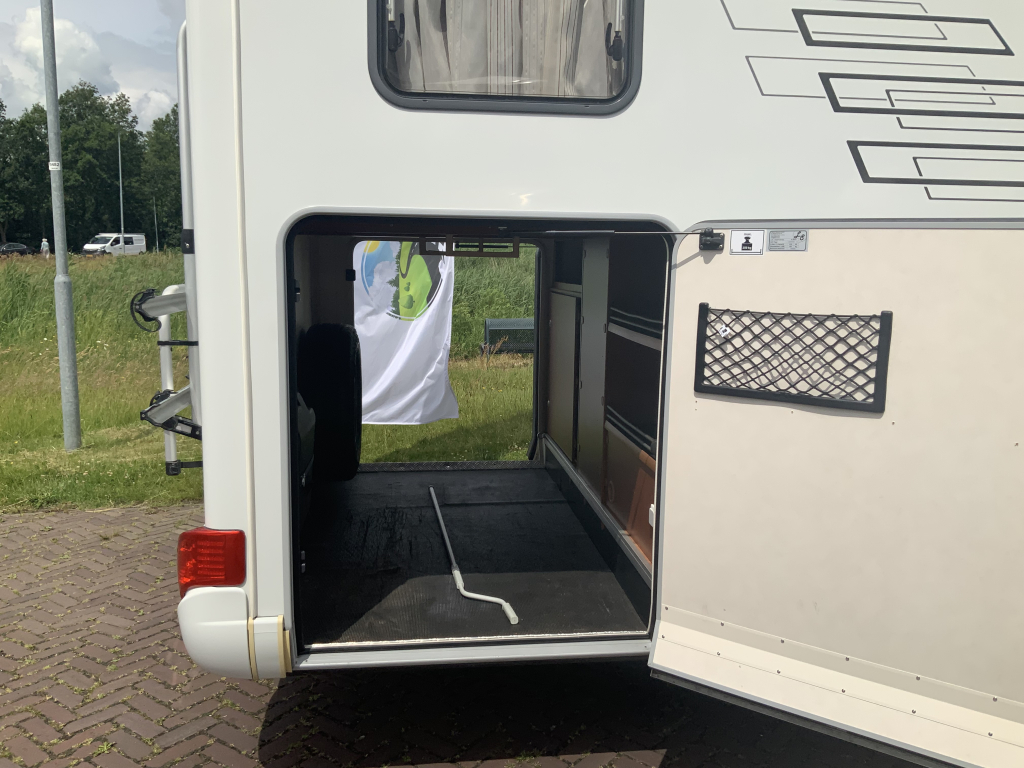 Hymer Exsis-I 674 EX 2.3 MultiJet 160 PK,Integraal,Motor-airco, 2 Lengte-bedden, Hef-bed, Garage, Trekhaak, etc, etc. Camper centrum on the road  foto: 38