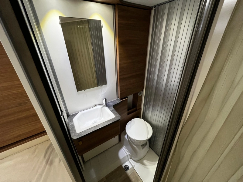 Pilote P 650 GJ Camper, low single beds photo: 8