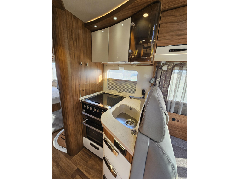 Hymer B678 Premium Line enkele bedde  foto: 11