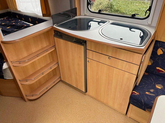 HOME-CAR Racer 45 Spirit | Franz&ouml;sisches Bett | Dinette | Fahrradtr&auml;ger vorne | Heizung | K&uuml;hlschrank | Toilette und Waschbecken Foto: 12