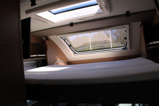 Zeer compacte Knaus Tourer VAN 500 LT Bulli AUTOMAAT voorzien van Face to Face salon (82  foto: 47