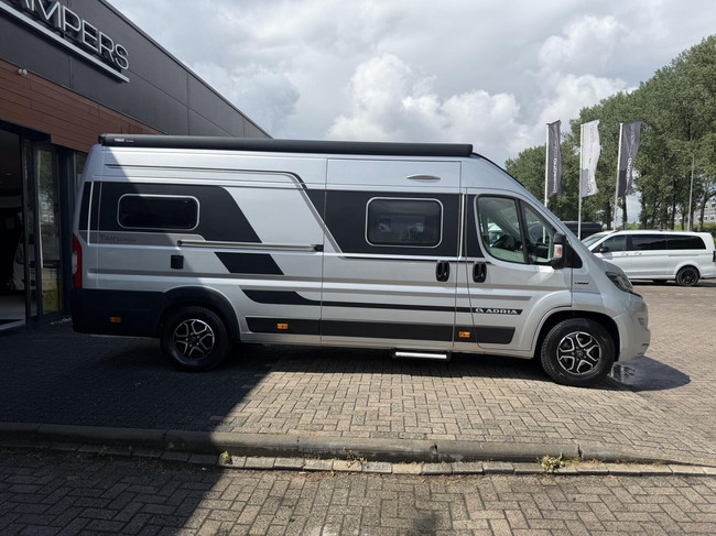 Adria Twin Supreme 640 SGX 9T-Automaat Zonnepaneel Victron Systeem foto: 5