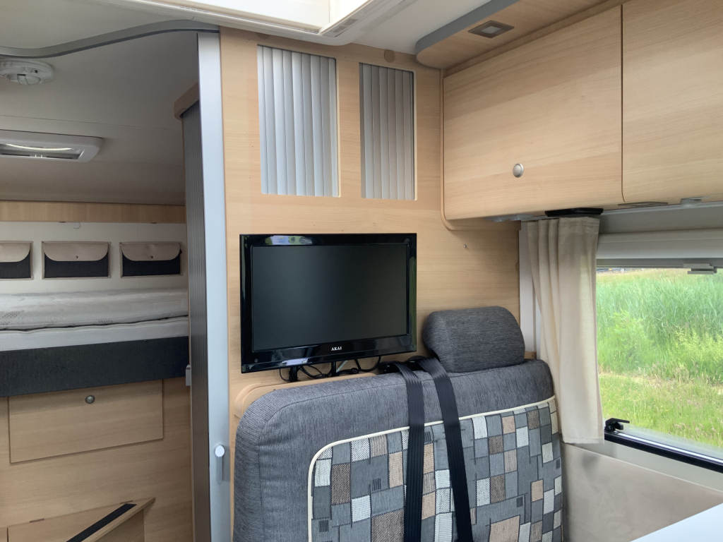 Knaus Van Ti 600 ME – Compleet 3 liter 160 PK Half-integraal, vastbed, halve- treinzit, draaistoelen Camper centrum on the road foto: 13